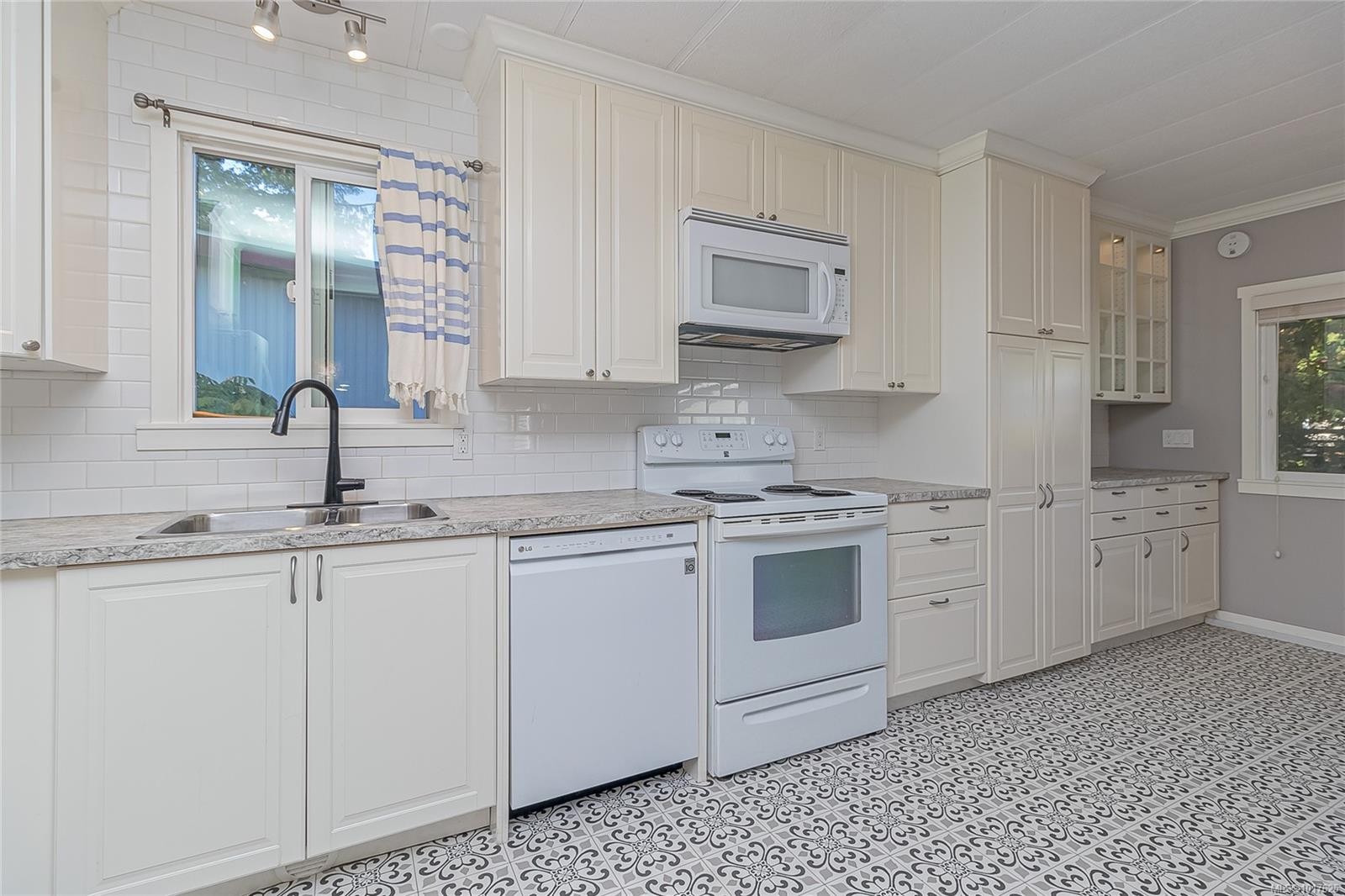 2135 Summergate Blvd, Sidney, BC