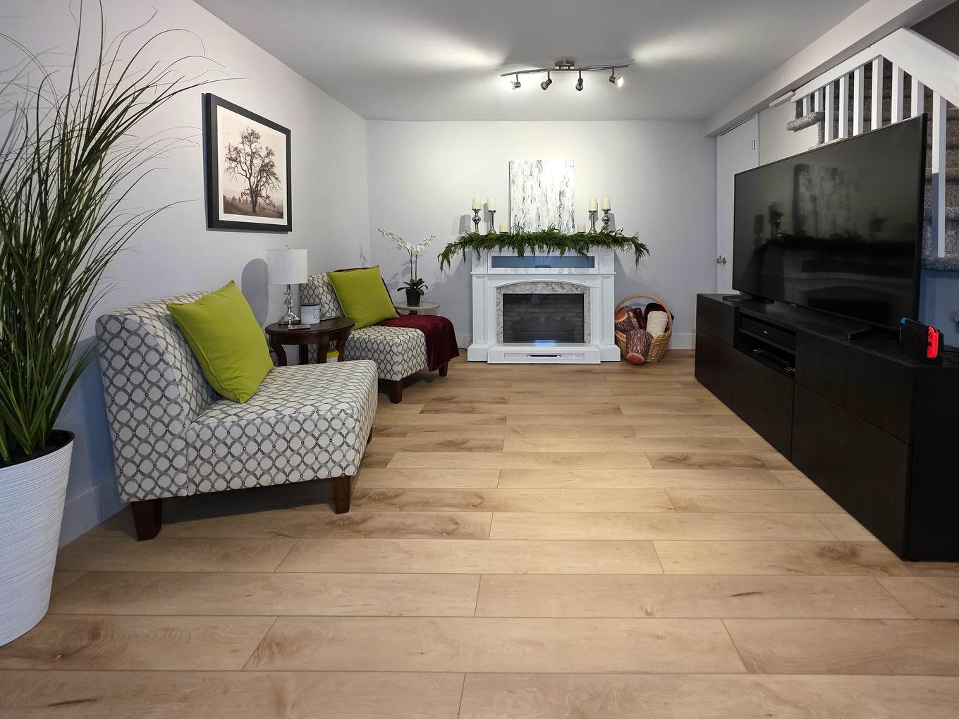 Family room - 8115 Av. Niagara, Brossard, QC - Indoor With Fireplace