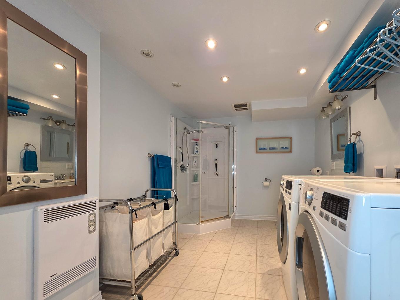 Bathroom - 8115 Av. Niagara, Brossard, QC - Indoor Photo Showing Laundry Room