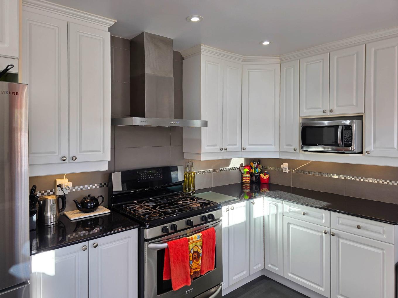 Kitchen - 8115 Av. Niagara, Brossard, QC - Indoor Photo Showing Kitchen