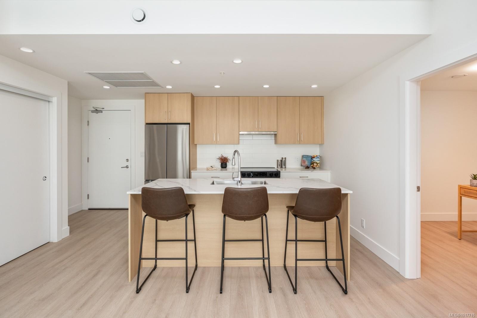 304-258 Helmcken Rd, View Royal, BC - Indoor Photo Showing Kitchen