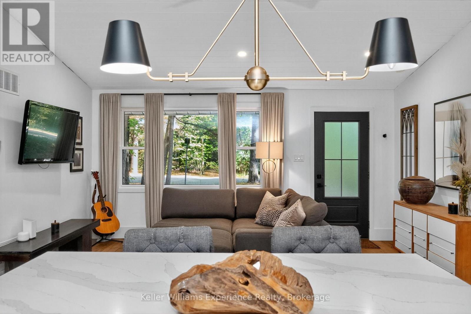 1694 Tiny Beaches Road S, Tiny, ON - Indoor Photo Showing Living Room