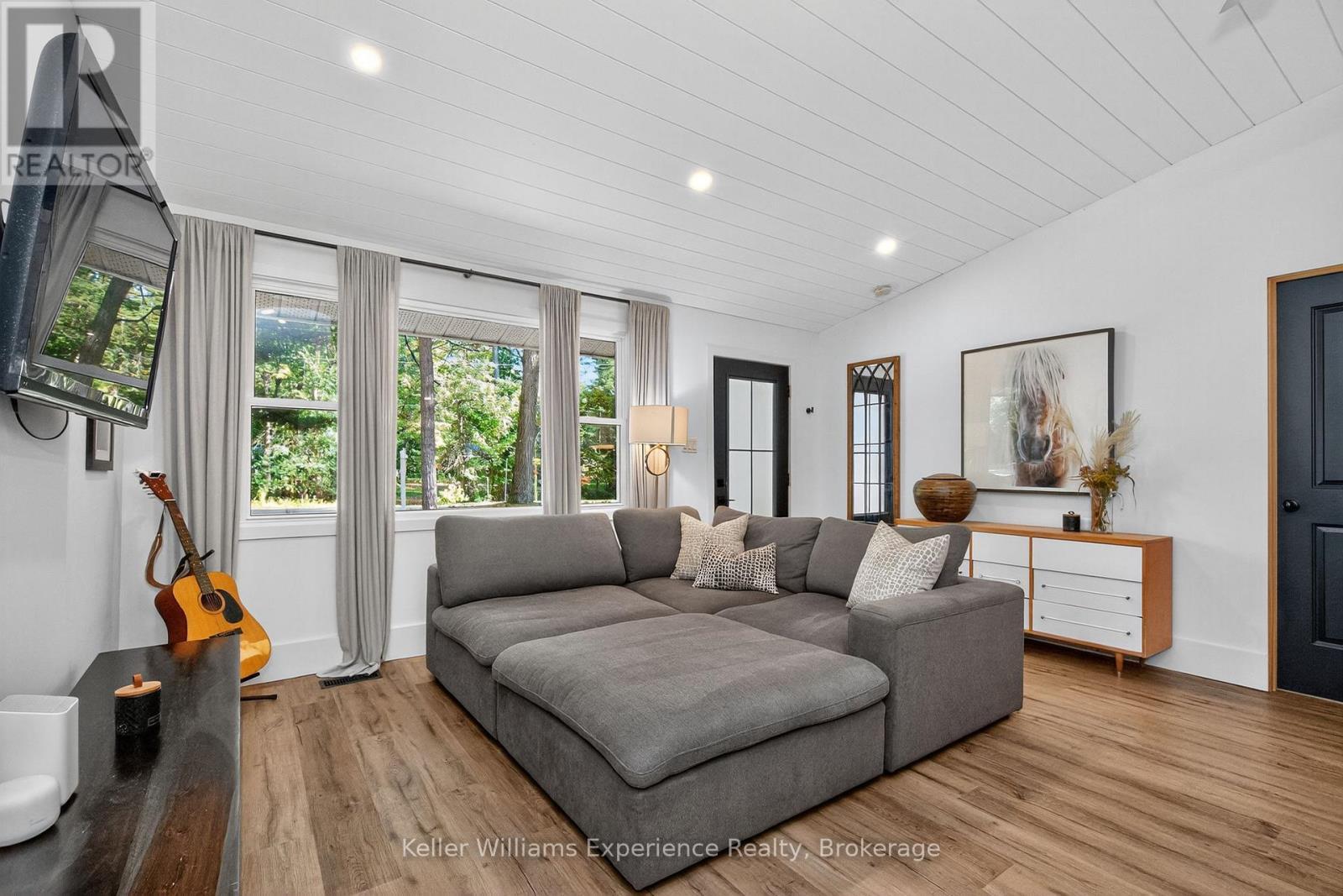 1694 Tiny Beaches Road S, Tiny, ON - Indoor Photo Showing Living Room