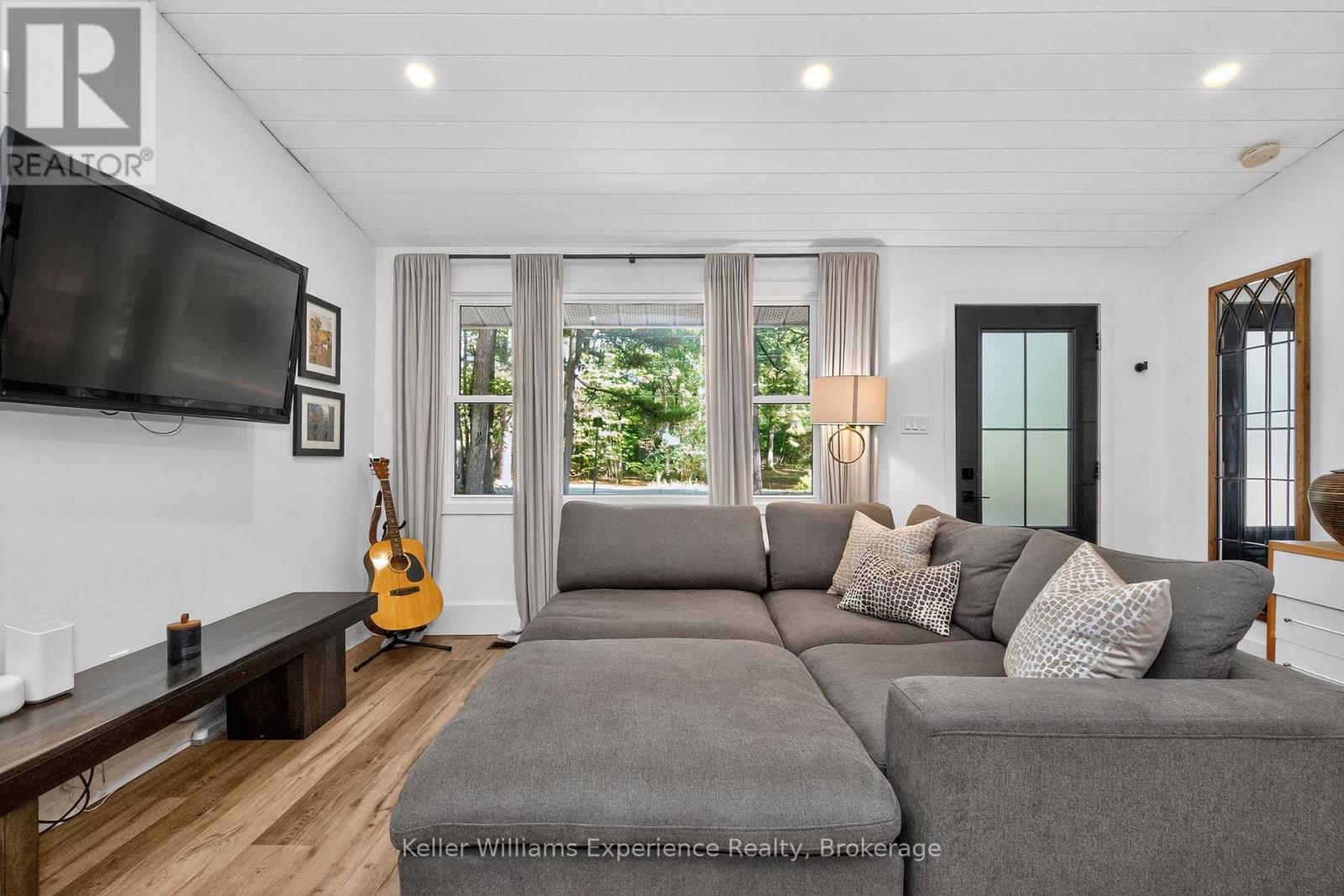 1694 Tiny Beaches Road S, Tiny, ON - Indoor Photo Showing Living Room