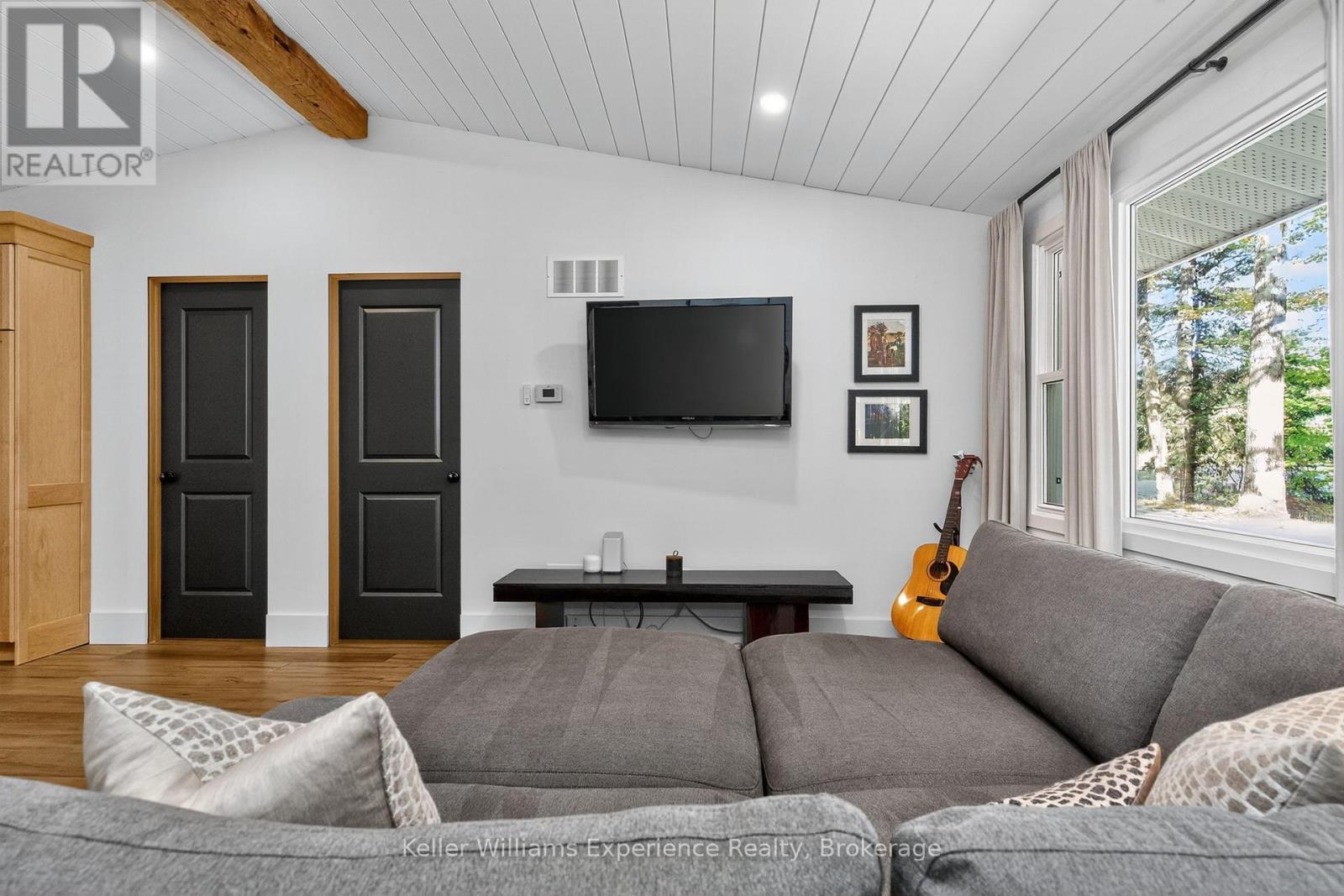 1694 Tiny Beaches Road S, Tiny, ON - Indoor Photo Showing Living Room