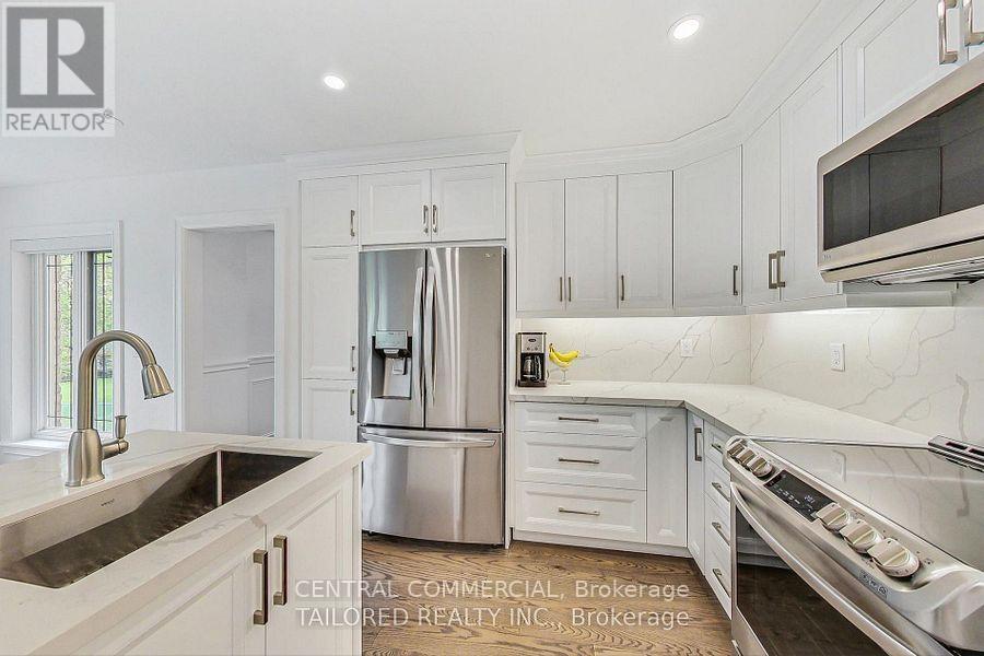 35 Mackay Drive, Richmond Hill, ON - Indoor Photo Showing Kitchen With Upgraded Kitchen
