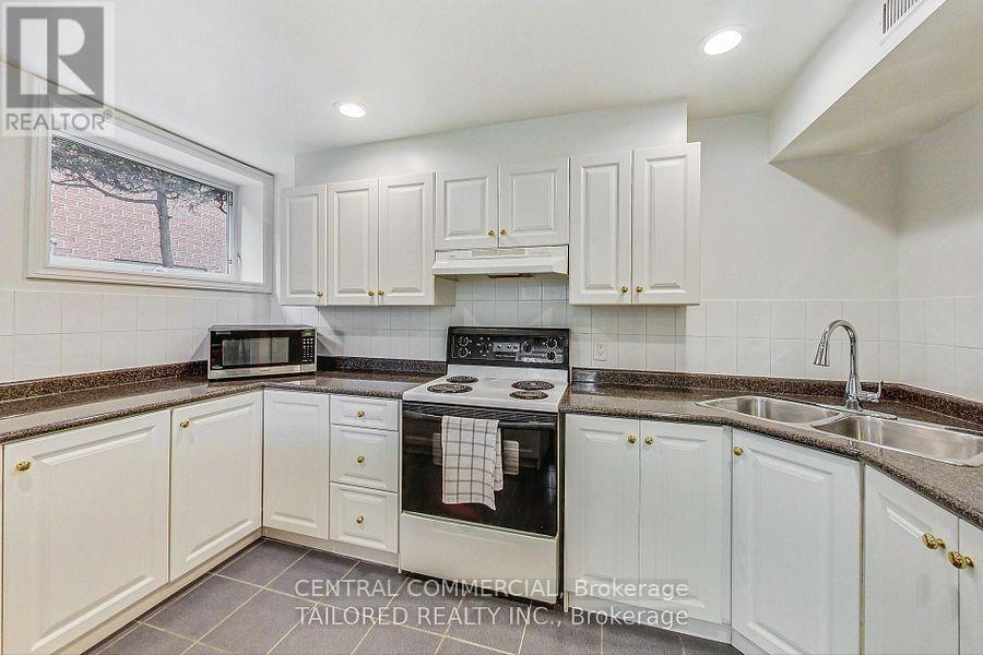 35 Mackay Drive, Richmond Hill, ON - Indoor Photo Showing Kitchen With Double Sink