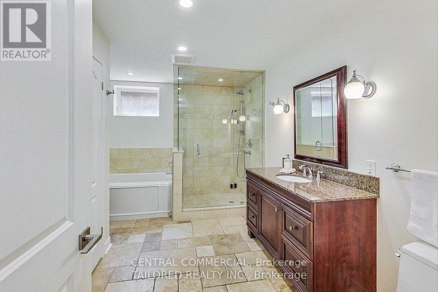 35 Mackay Drive, Richmond Hill, ON - Indoor Photo Showing Bathroom