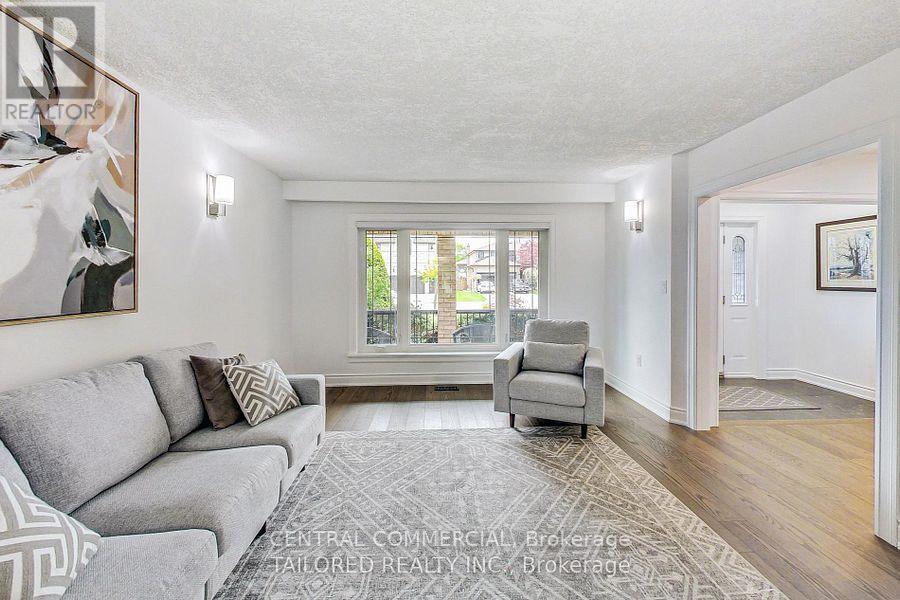 35 Mackay Drive, Richmond Hill, ON - Indoor Photo Showing Living Room