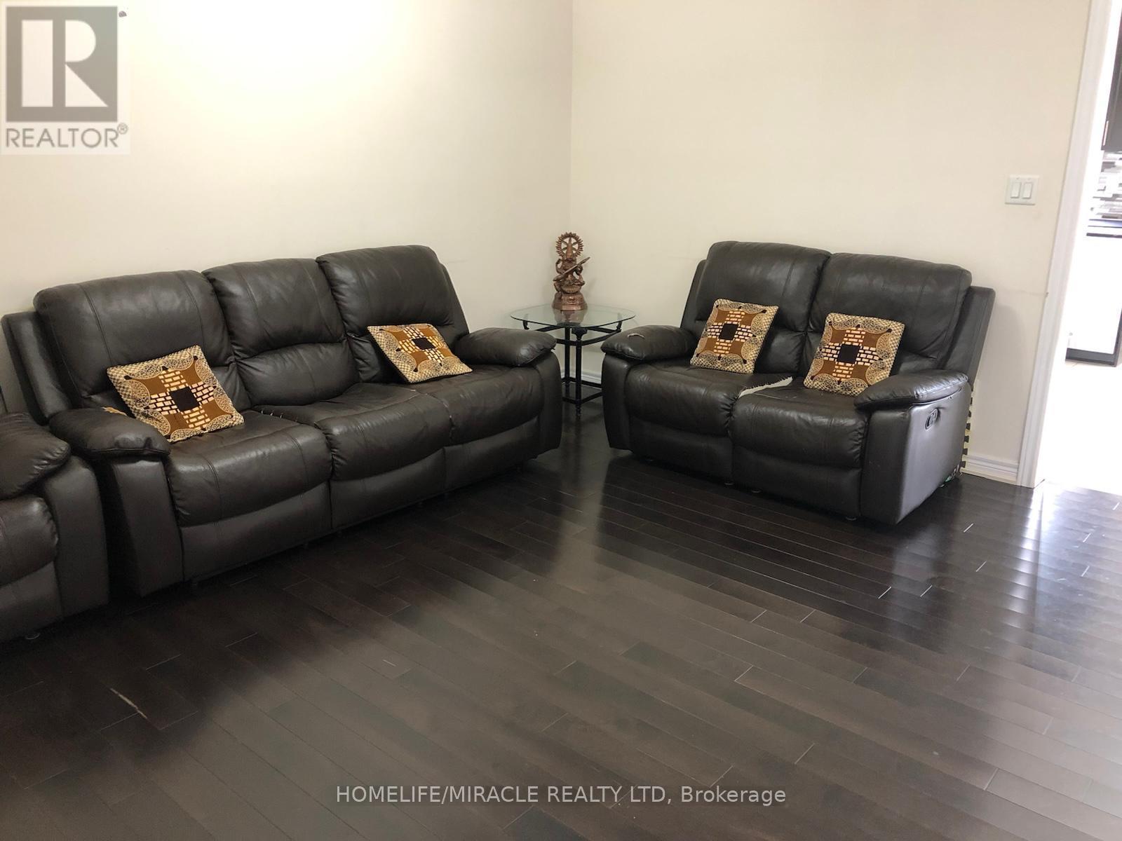 31 Banbridge Crescent, Brampton, ON - Indoor Photo Showing Living Room