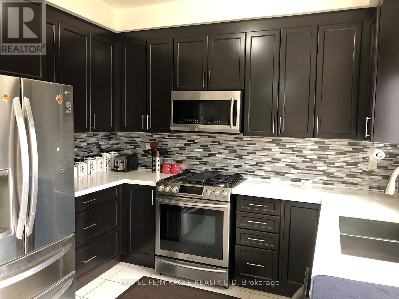 31 Banbridge Crescent, Brampton, ON - Indoor Photo Showing Kitchen With Upgraded Kitchen