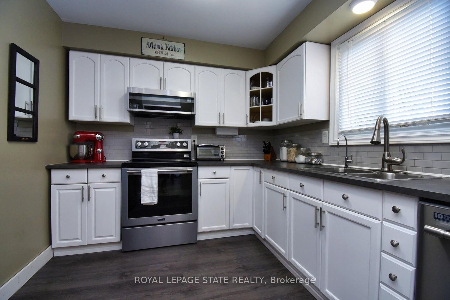 122-150 Gateshead Crescent, Hamilton, ON - Indoor Photo Showing Kitchen With Double Sink