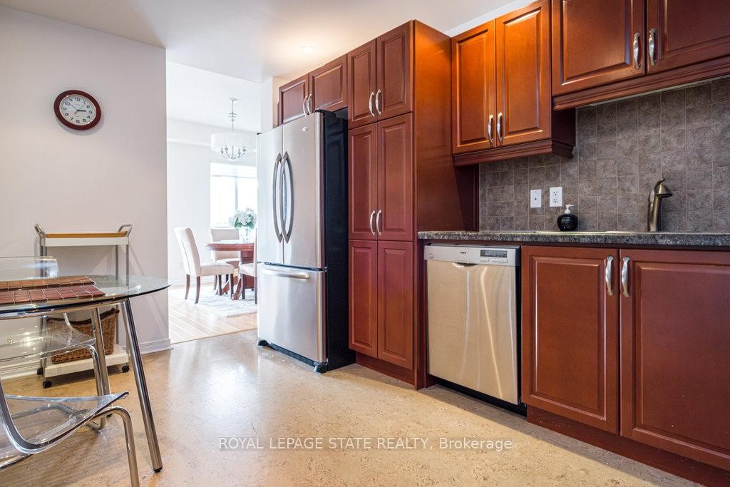 401-4000 Creekside Drive, Hamilton, ON - Indoor Photo Showing Kitchen