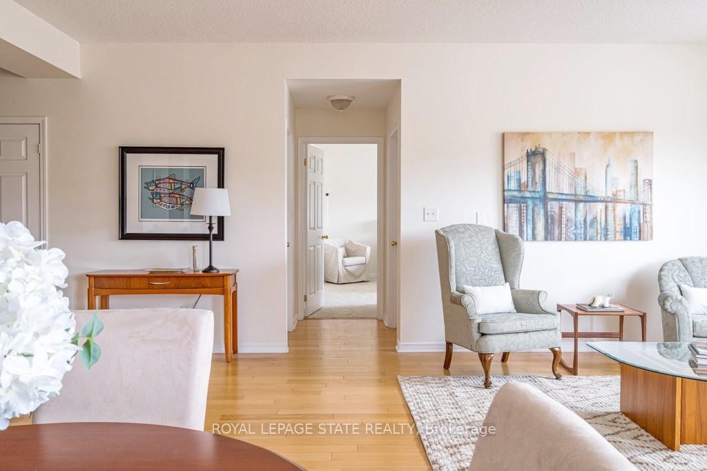 401-4000 Creekside Drive, Hamilton, ON - Indoor Photo Showing Living Room