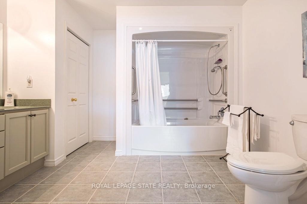 401-4000 Creekside Drive, Hamilton, ON - Indoor Photo Showing Bathroom