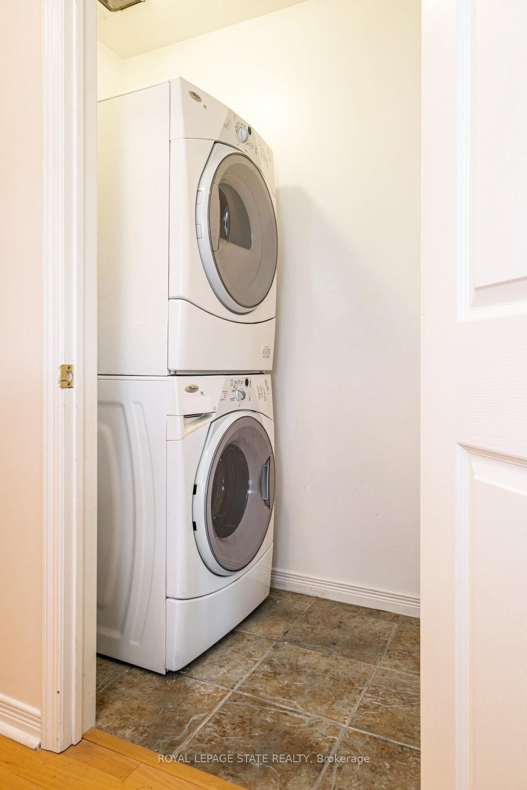 401-4000 Creekside Drive, Hamilton, ON - Indoor Photo Showing Laundry Room
