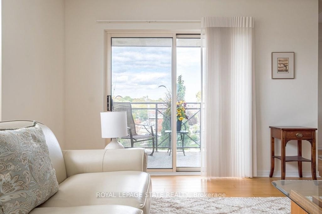 401-4000 Creekside Drive, Hamilton, ON - Indoor Photo Showing Living Room