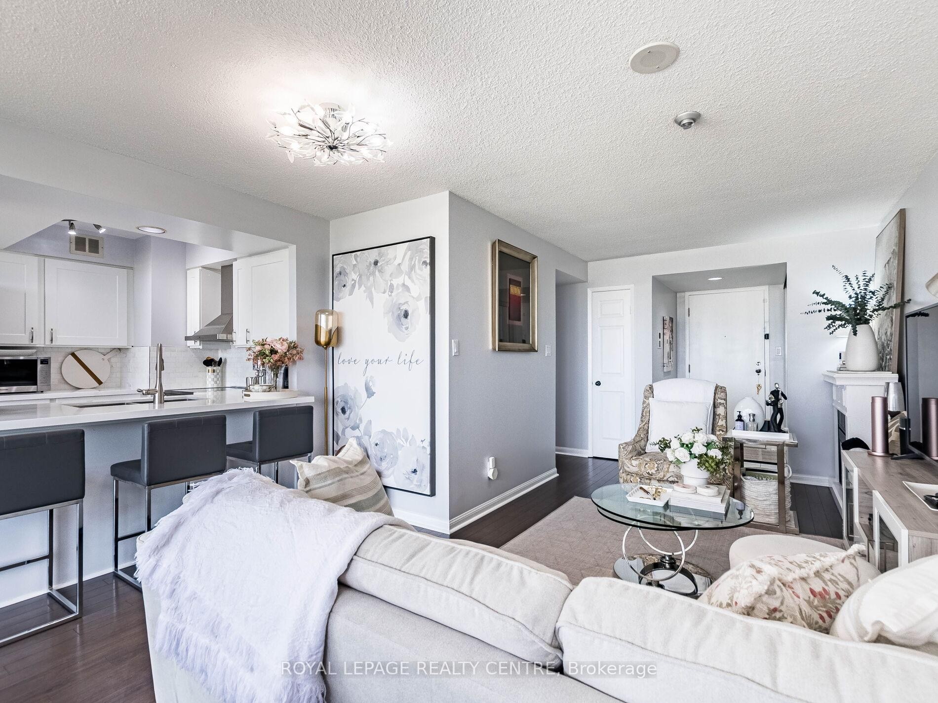 601-50 Eglinton Avenue W, Mississauga, ON - Indoor