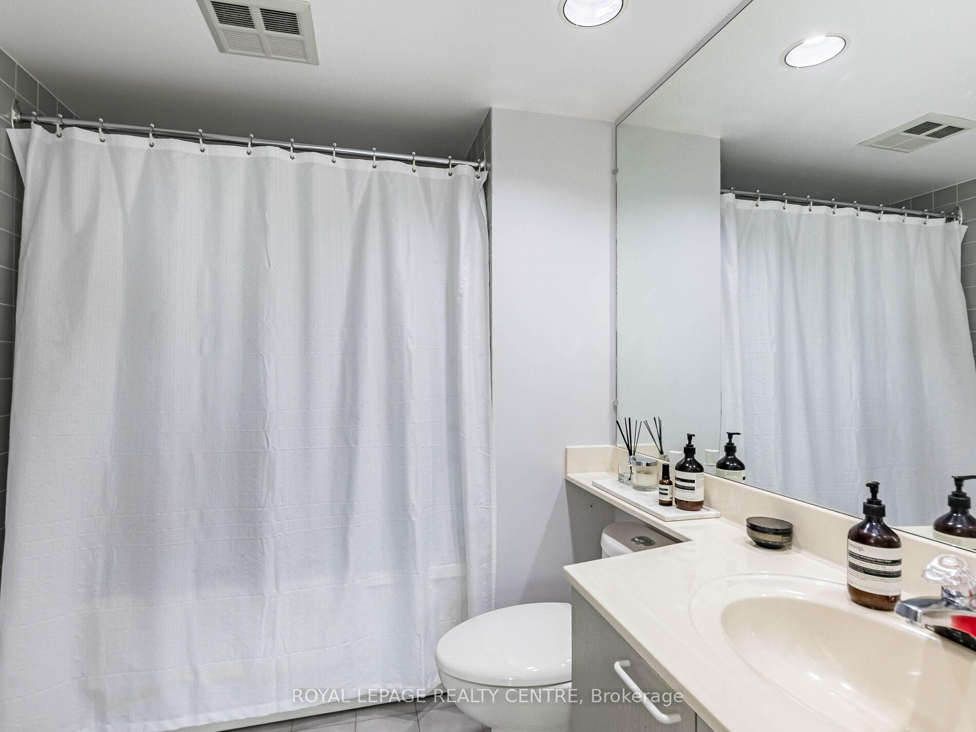 601-50 Eglinton Avenue W, Mississauga, ON - Indoor Photo Showing Bathroom