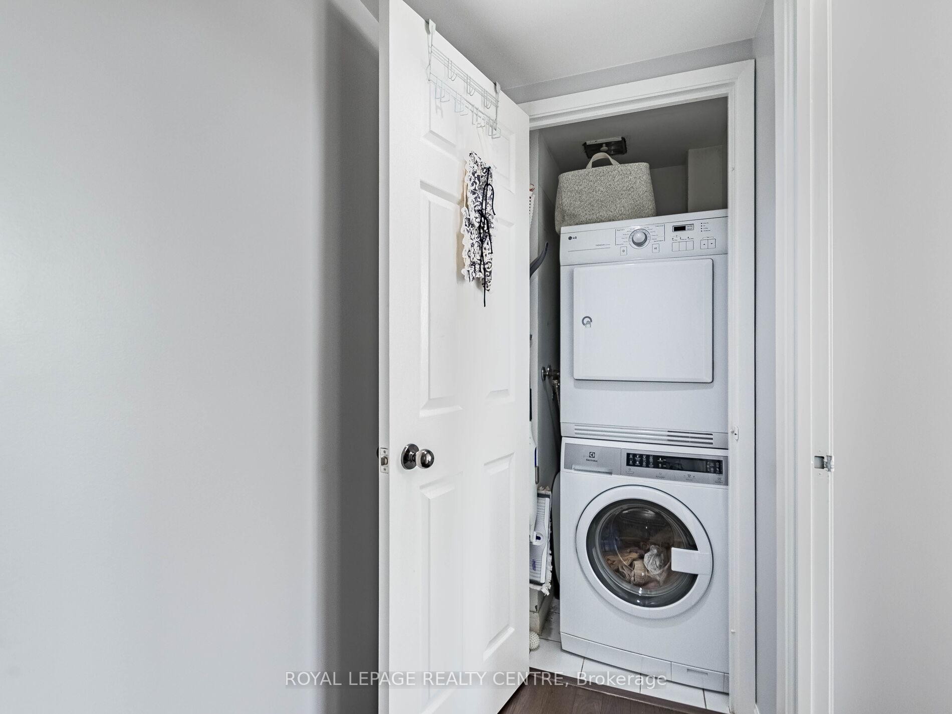 601-50 Eglinton Avenue W, Mississauga, ON - Indoor Photo Showing Laundry Room