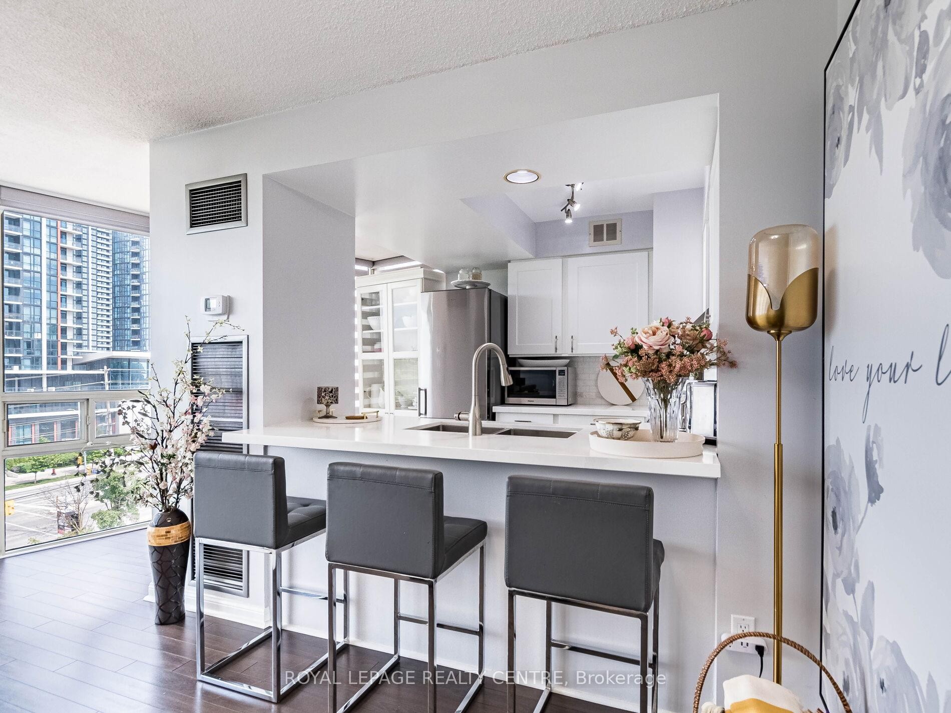 601-50 Eglinton Avenue W, Mississauga, ON - Indoor