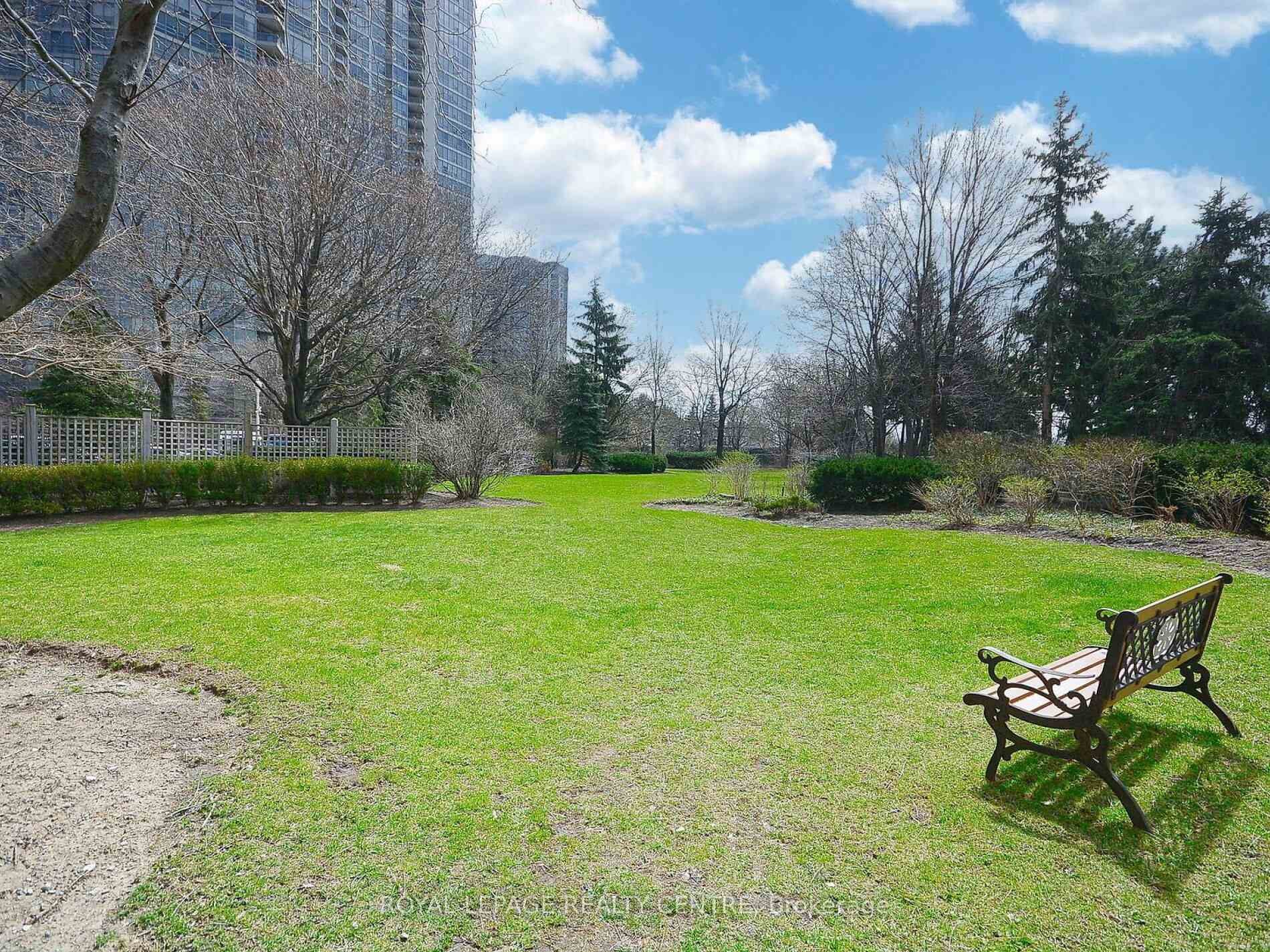 601-50 Eglinton Avenue W, Mississauga, ON - Outdoor