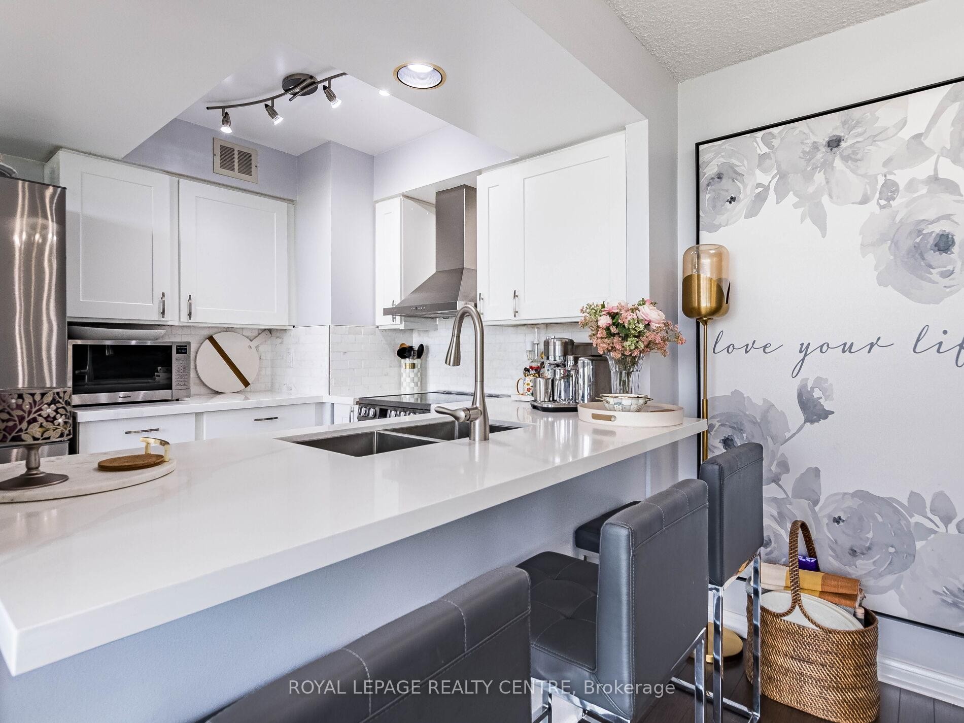 601-50 Eglinton Avenue W, Mississauga, ON - Indoor Photo Showing Kitchen With Double Sink