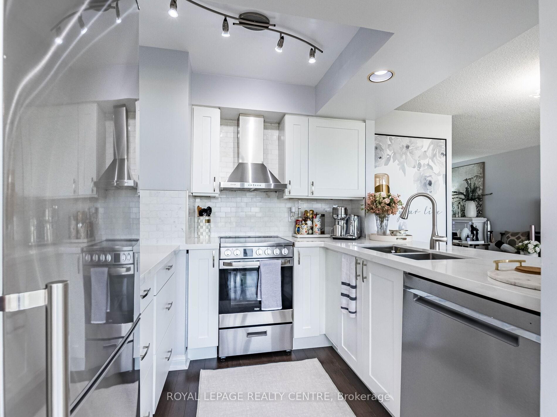 601-50 Eglinton Avenue W, Mississauga, ON - Indoor Photo Showing Kitchen With Double Sink With Upgraded Kitchen