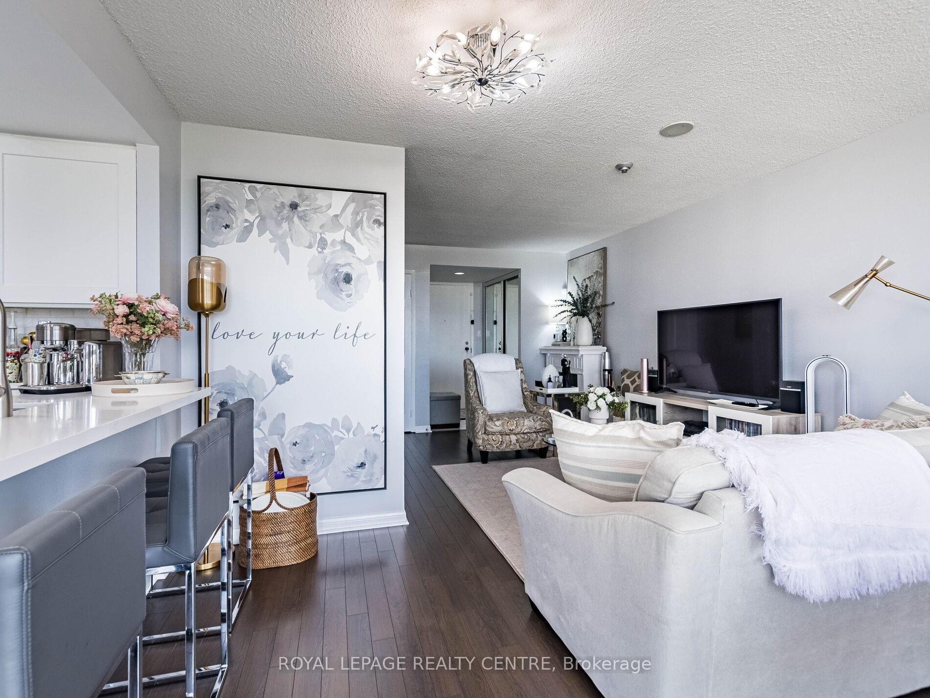 601-50 Eglinton Avenue W, Mississauga, ON - Indoor Photo Showing Living Room
