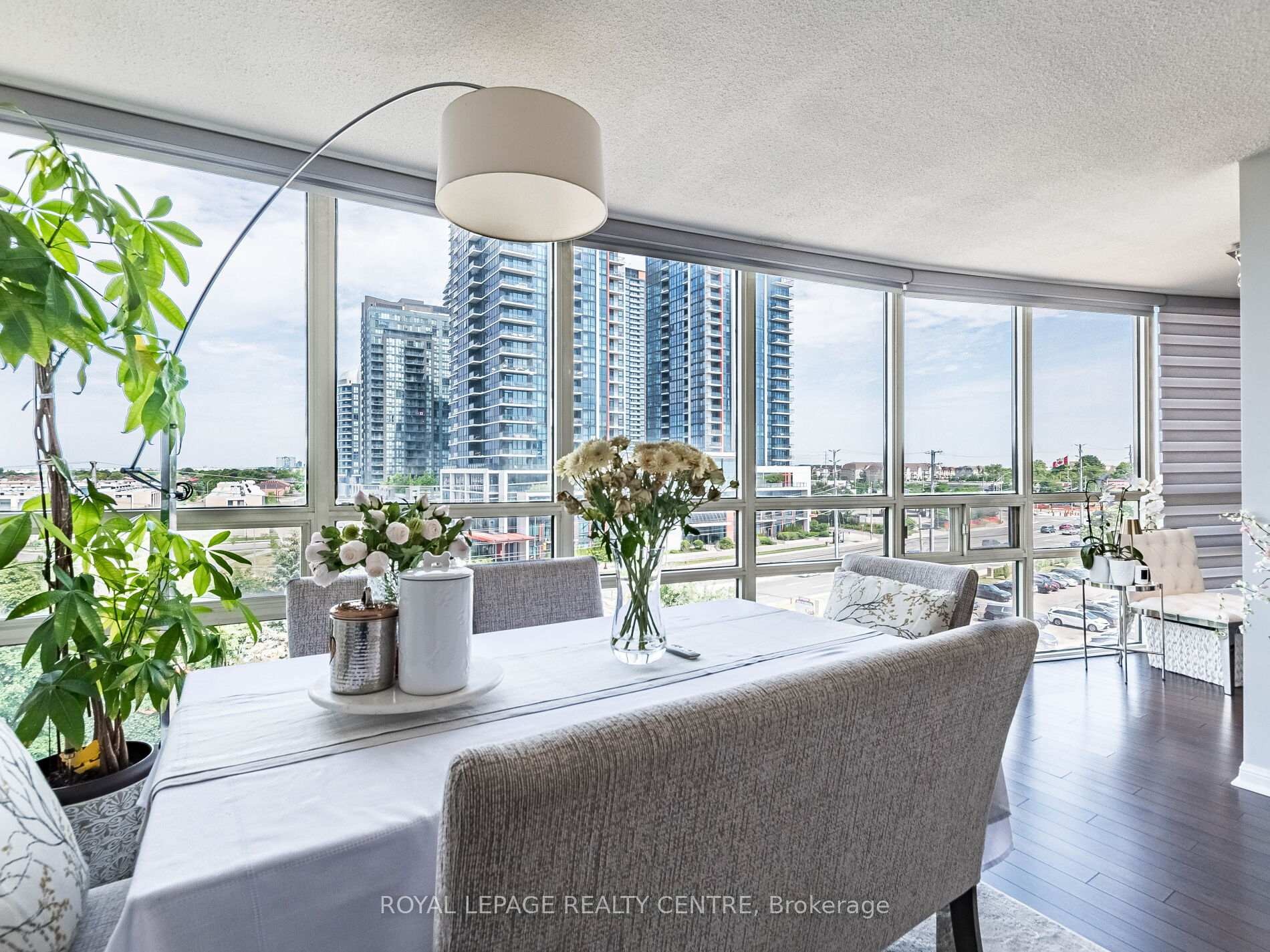 601-50 Eglinton Avenue W, Mississauga, ON - Indoor Photo Showing Living Room