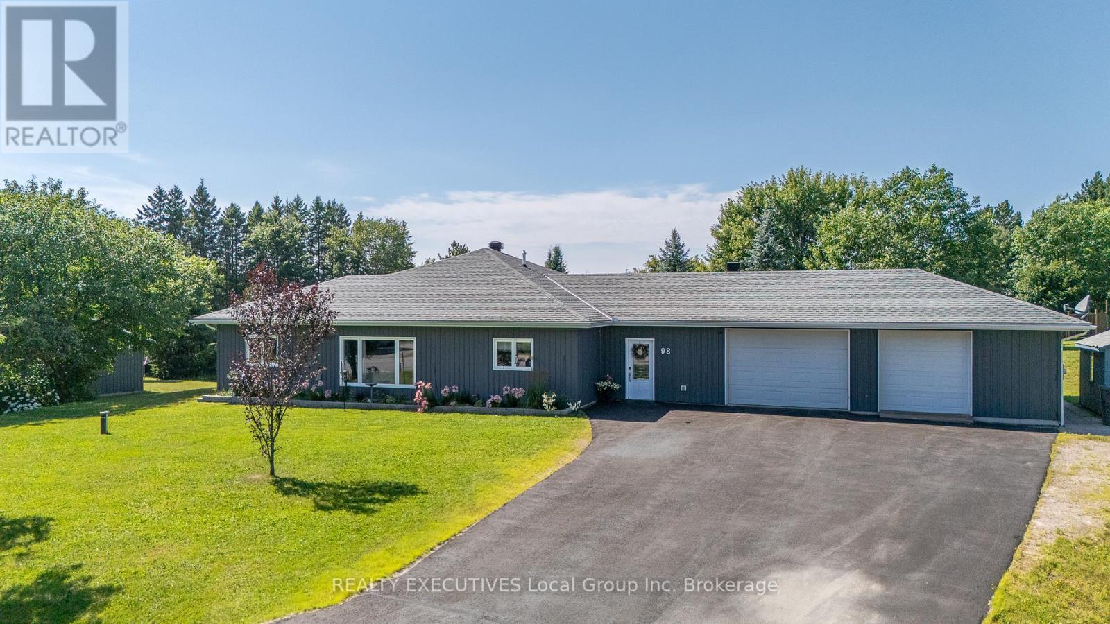 98 Memorial Park Drive E, Powassan, ON - Outdoor