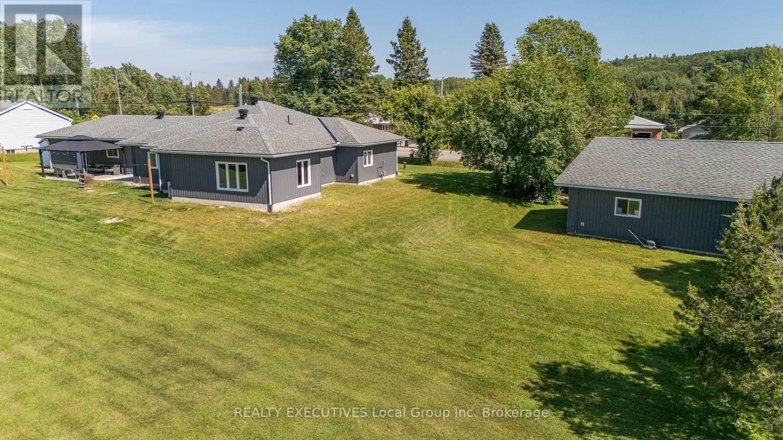 98 Memorial Park Drive E, Powassan, ON - Outdoor