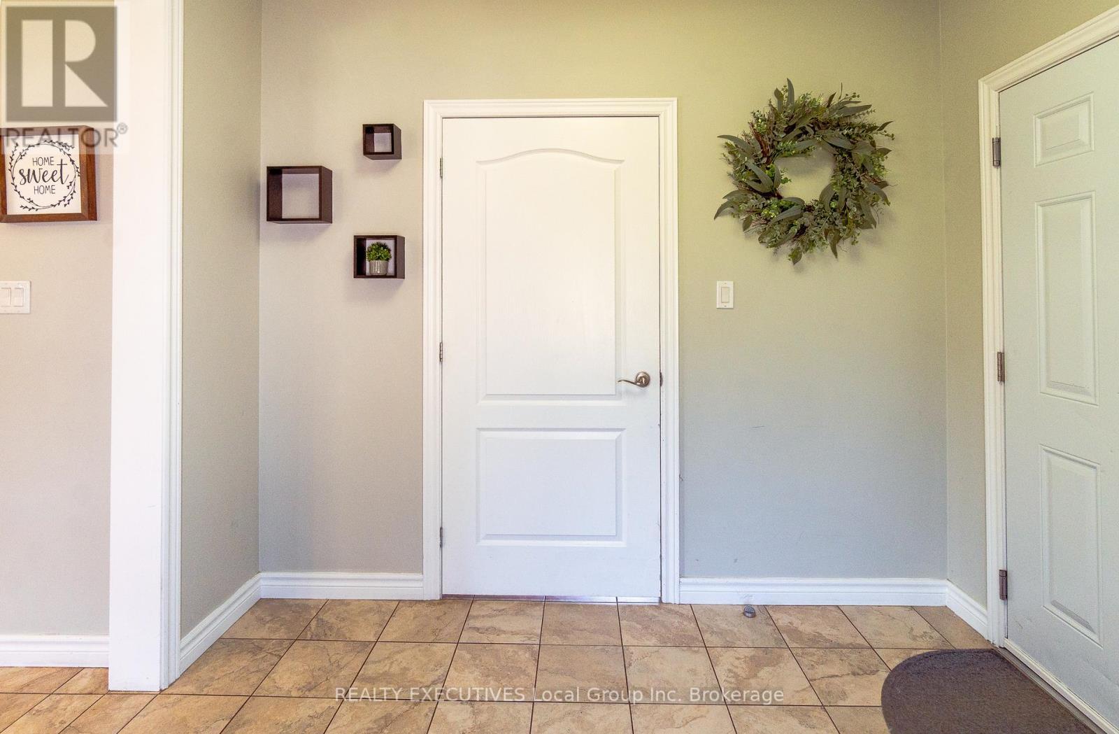 98 Memorial Park Drive E, Powassan, ON - Indoor Photo Showing Other Room