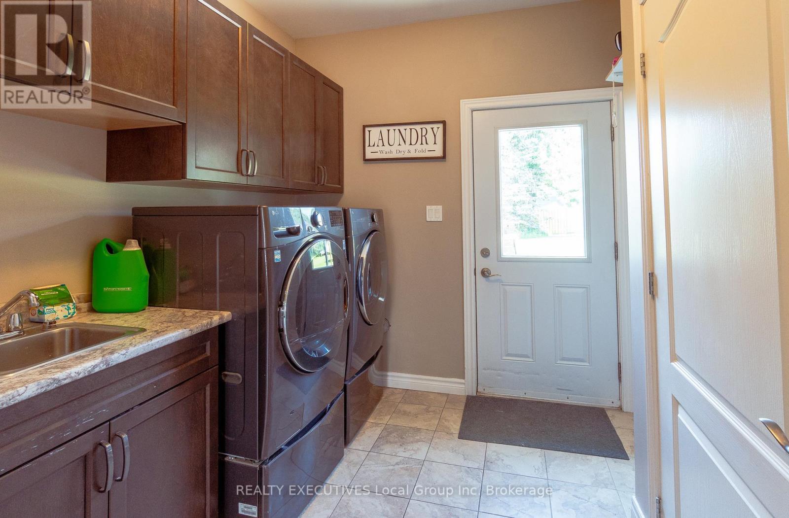 98 Memorial Park Drive E, Powassan, ON - Indoor Photo Showing Laundry Room
