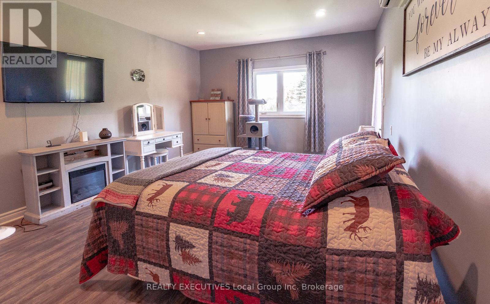 98 Memorial Park Drive E, Powassan, ON - Indoor Photo Showing Bedroom