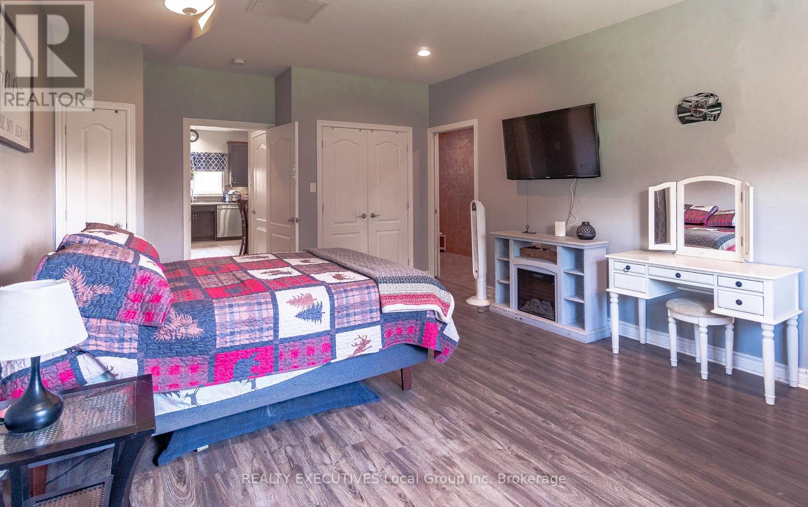 98 Memorial Park Drive E, Powassan, ON - Indoor Photo Showing Bedroom