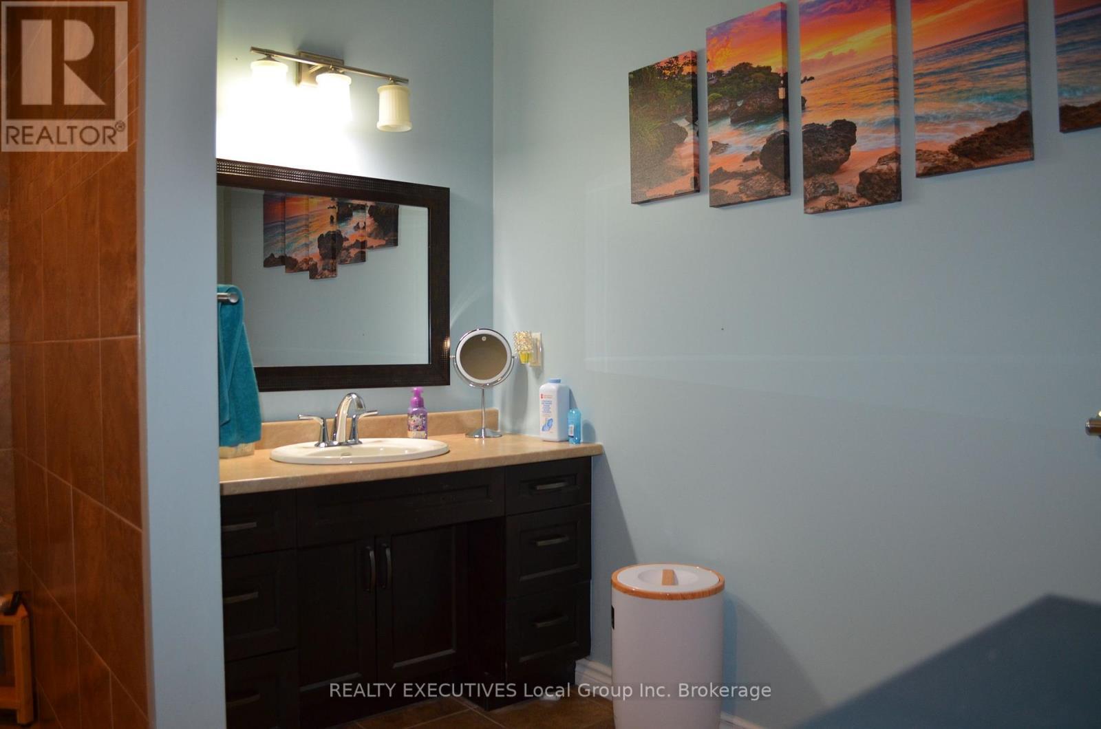 98 Memorial Park Drive E, Powassan, ON - Indoor Photo Showing Bathroom