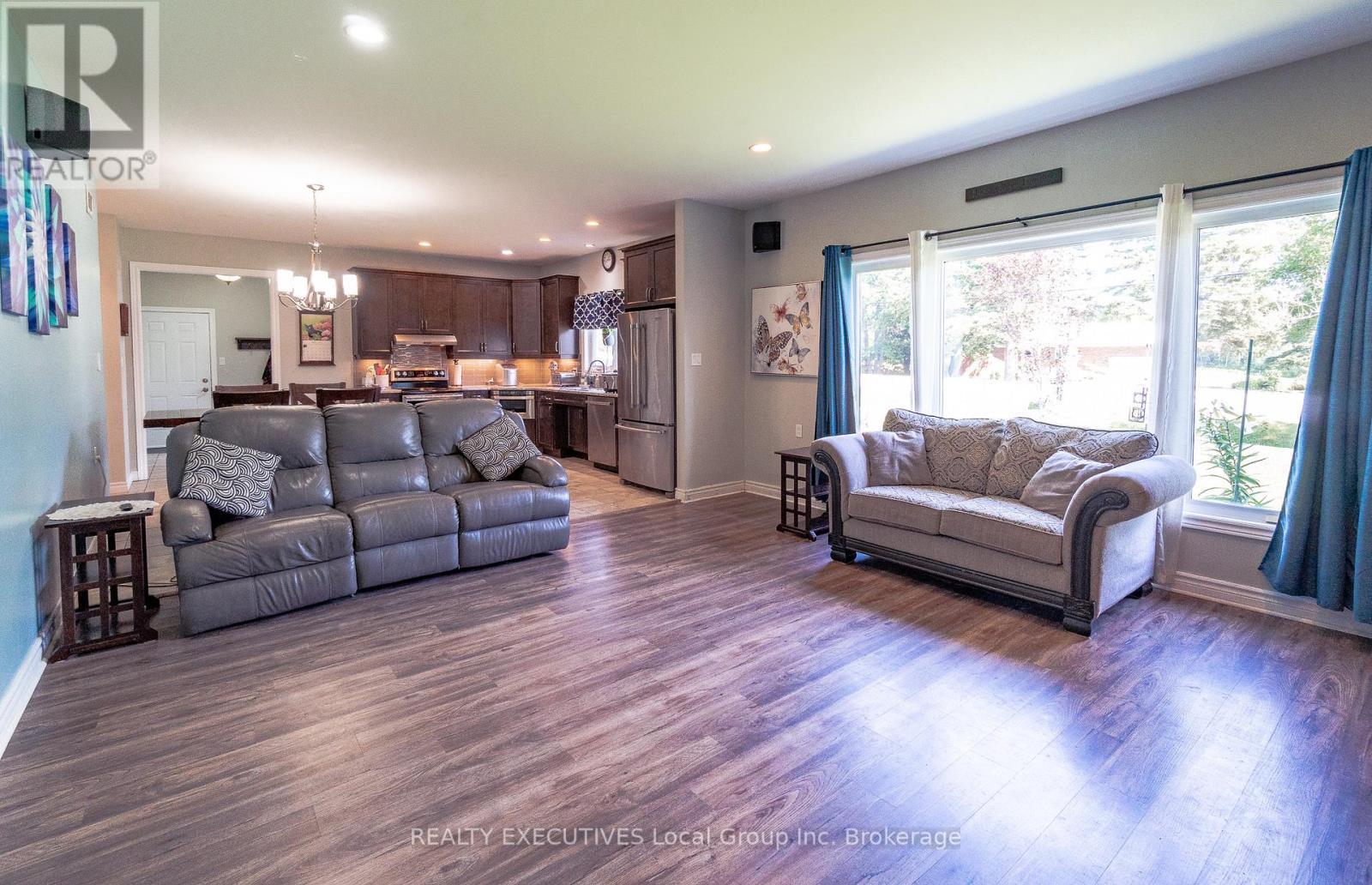 98 Memorial Park Drive E, Powassan, ON - Indoor Photo Showing Living Room