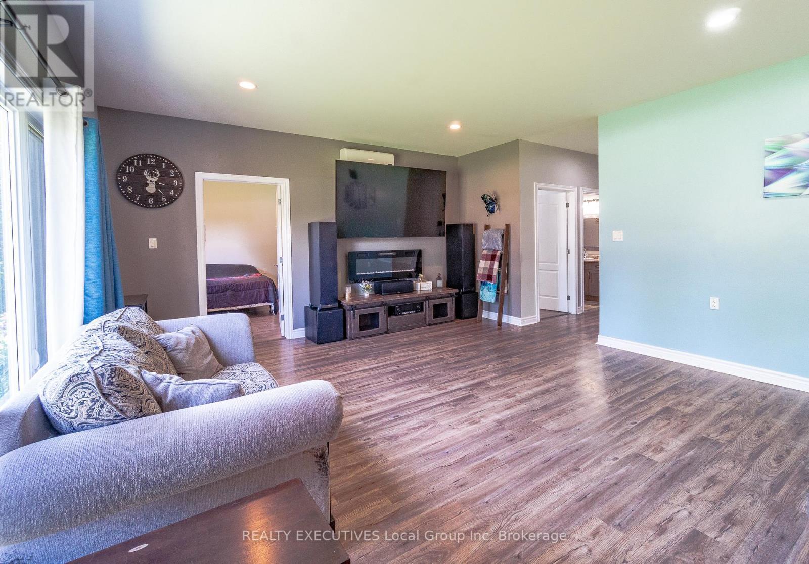 98 Memorial Park Drive E, Powassan, ON - Indoor Photo Showing Living Room