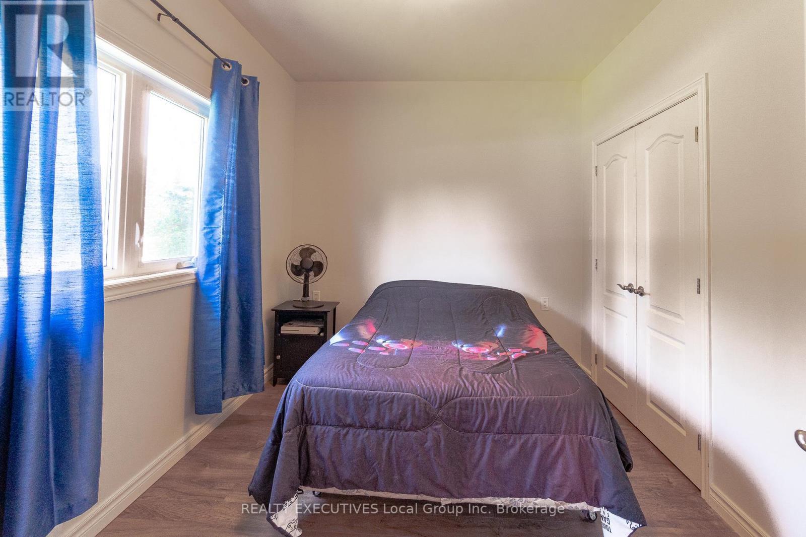 98 Memorial Park Drive E, Powassan, ON - Indoor Photo Showing Bedroom