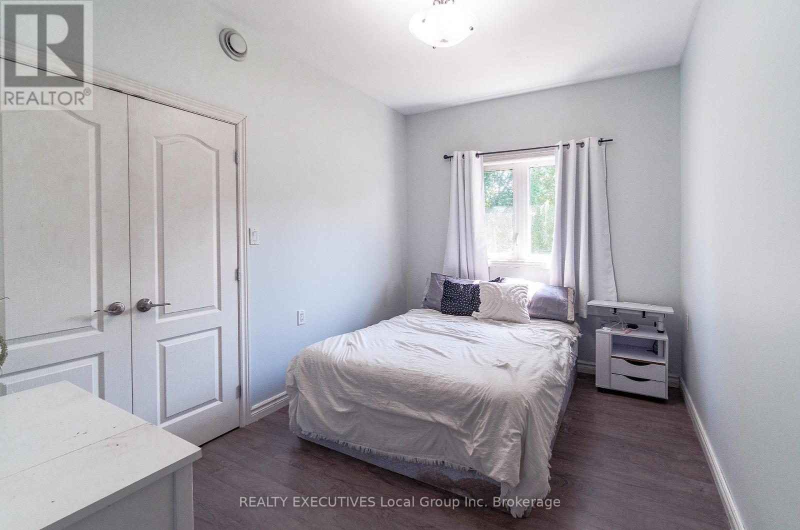 98 Memorial Park Drive E, Powassan, ON - Indoor Photo Showing Bedroom