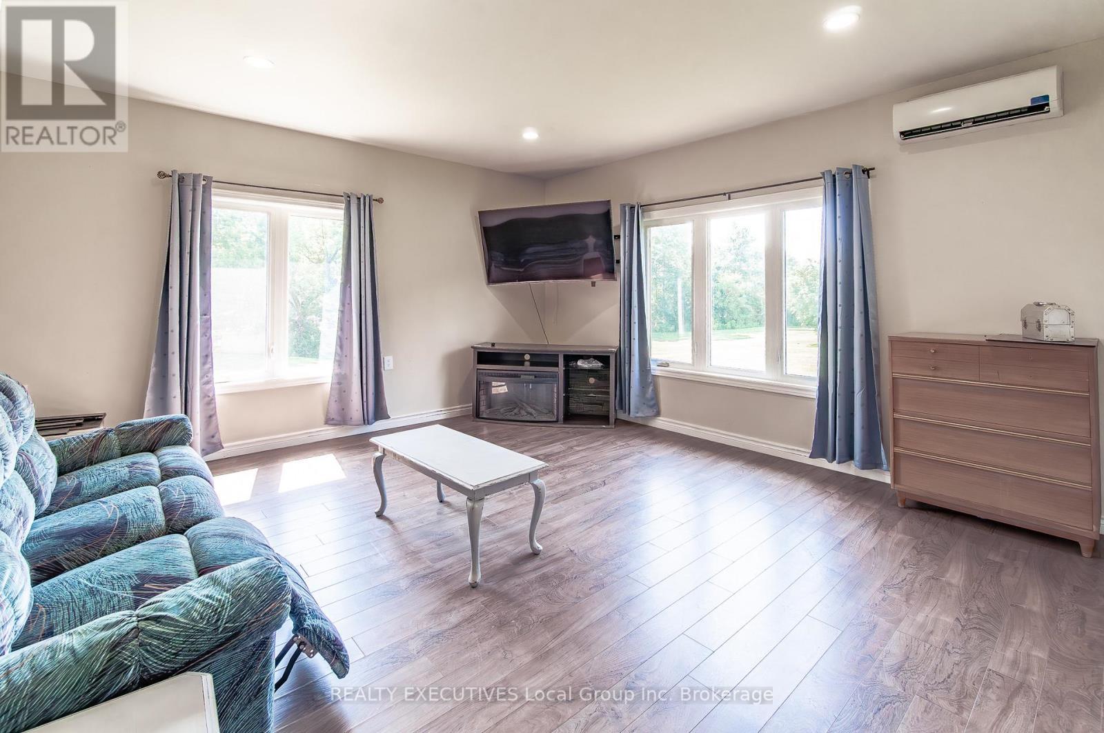 98 Memorial Park Drive E, Powassan, ON - Indoor Photo Showing Living Room