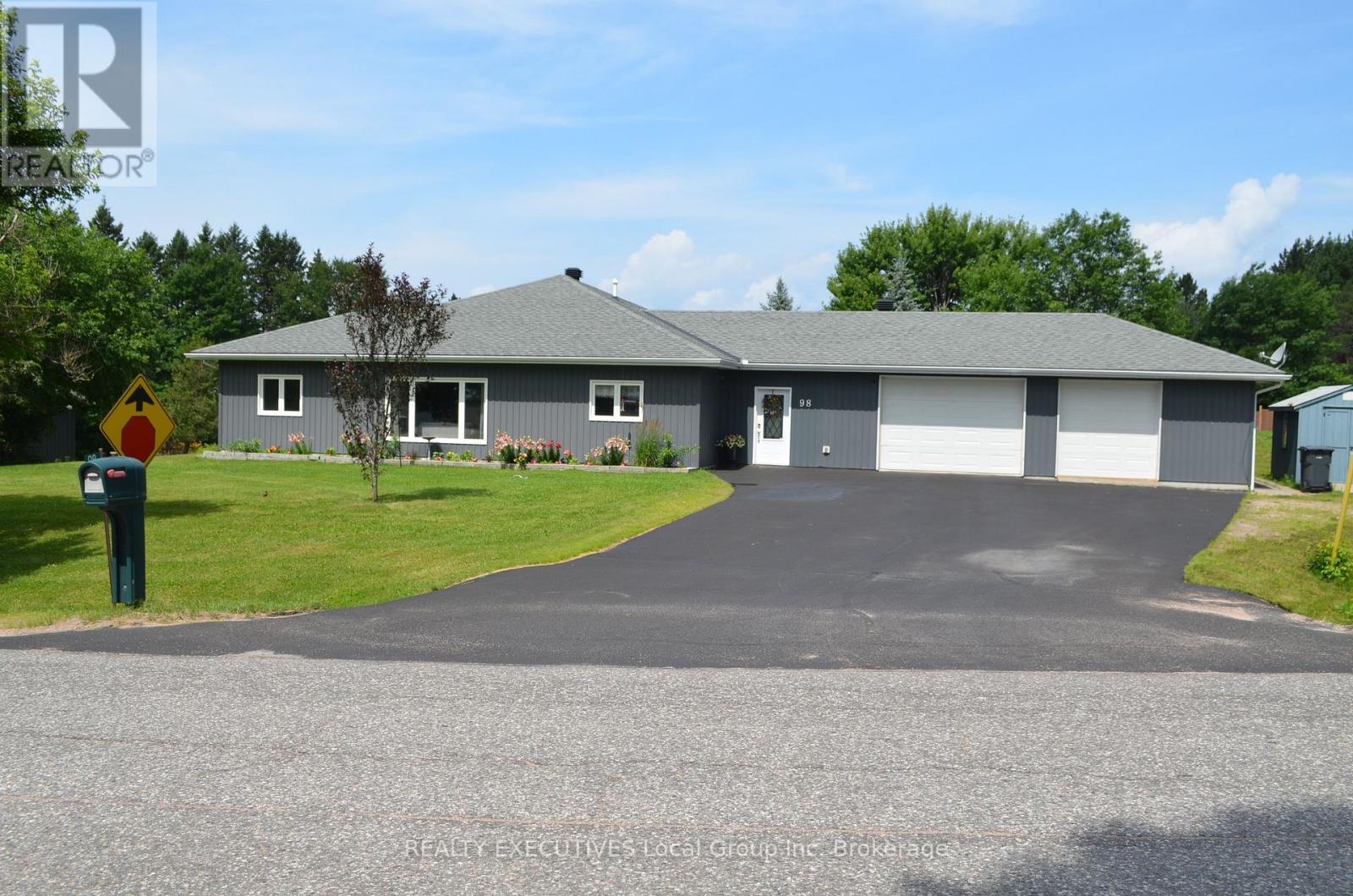 98 Memorial Park Drive E, Powassan, ON - Outdoor