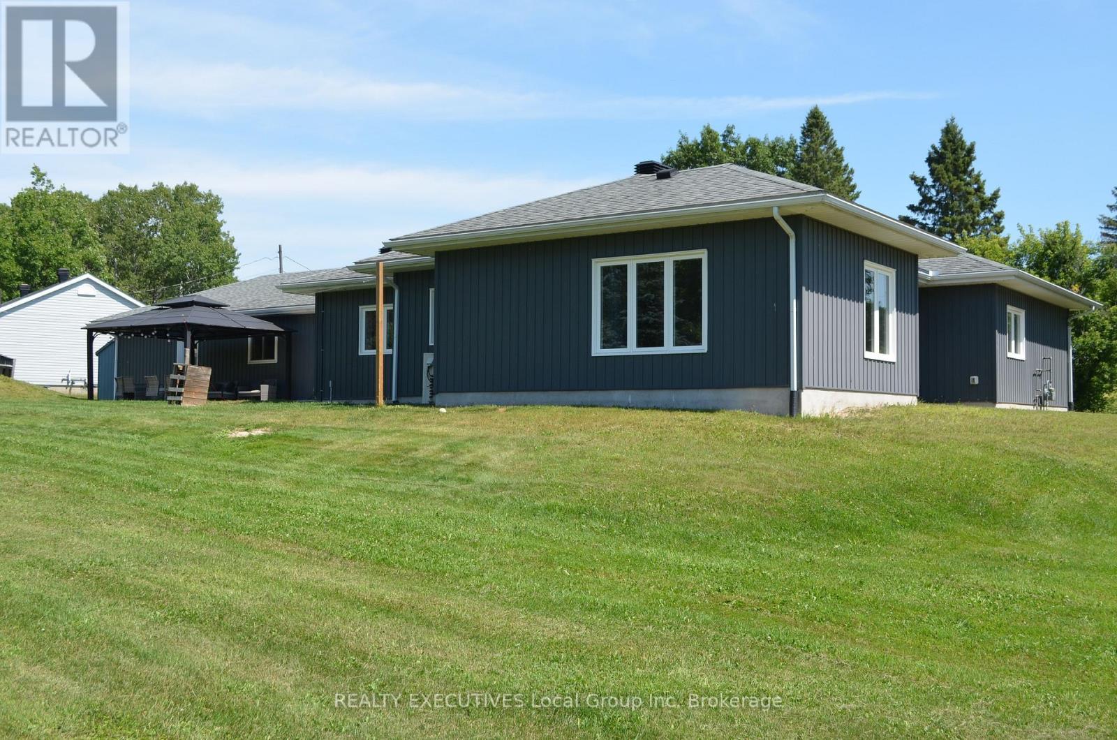 98 Memorial Park Drive E, Powassan, ON - Outdoor