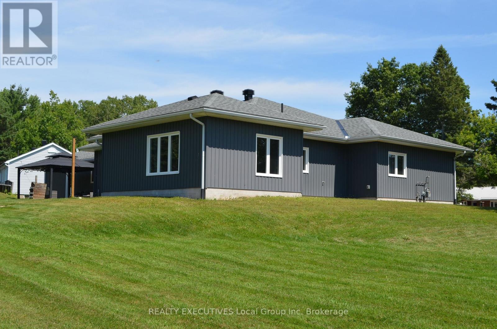 98 Memorial Park Drive E, Powassan, ON - Outdoor