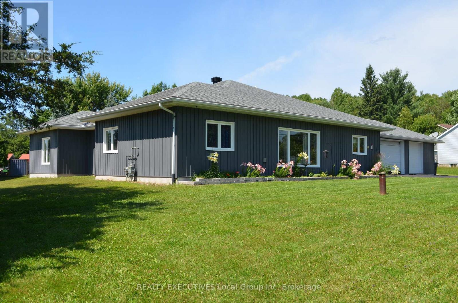 98 Memorial Park Drive E, Powassan, ON - Outdoor