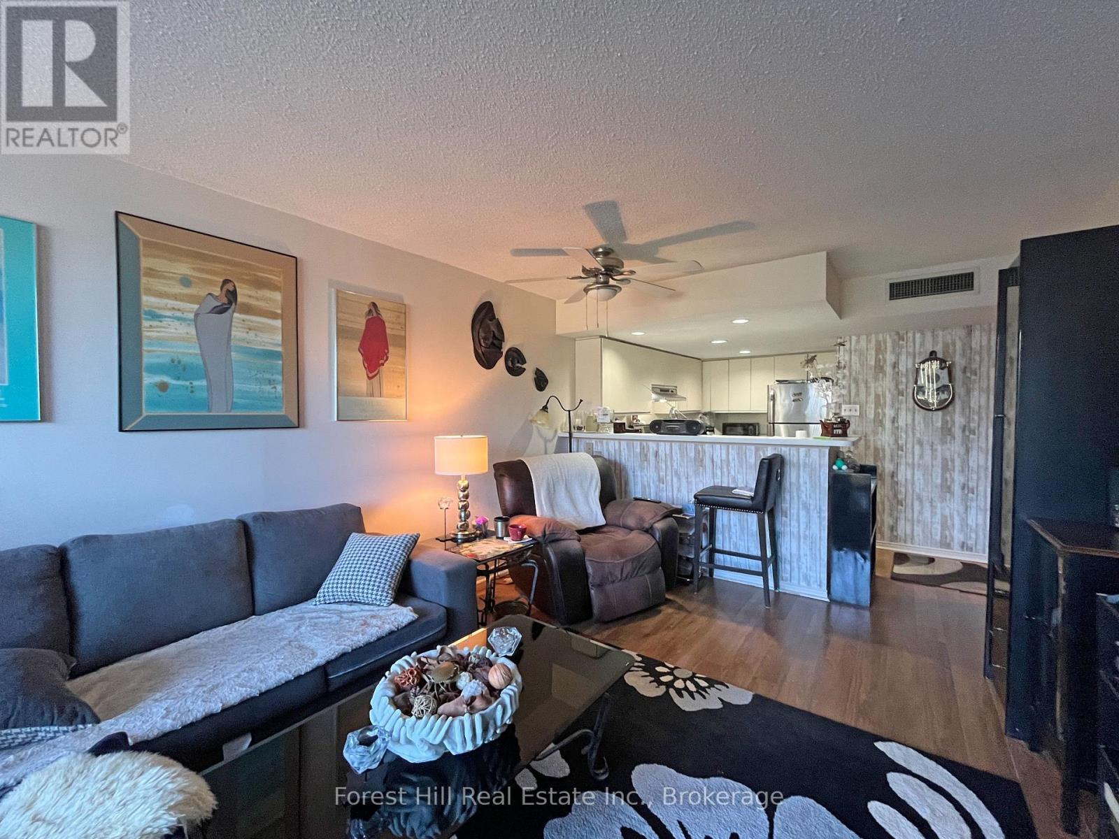 402 - 24 Ramblings Way, Collingwood, ON - Indoor Photo Showing Living Room