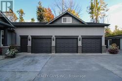 OVERSIZED TRIPLE GARAGE -