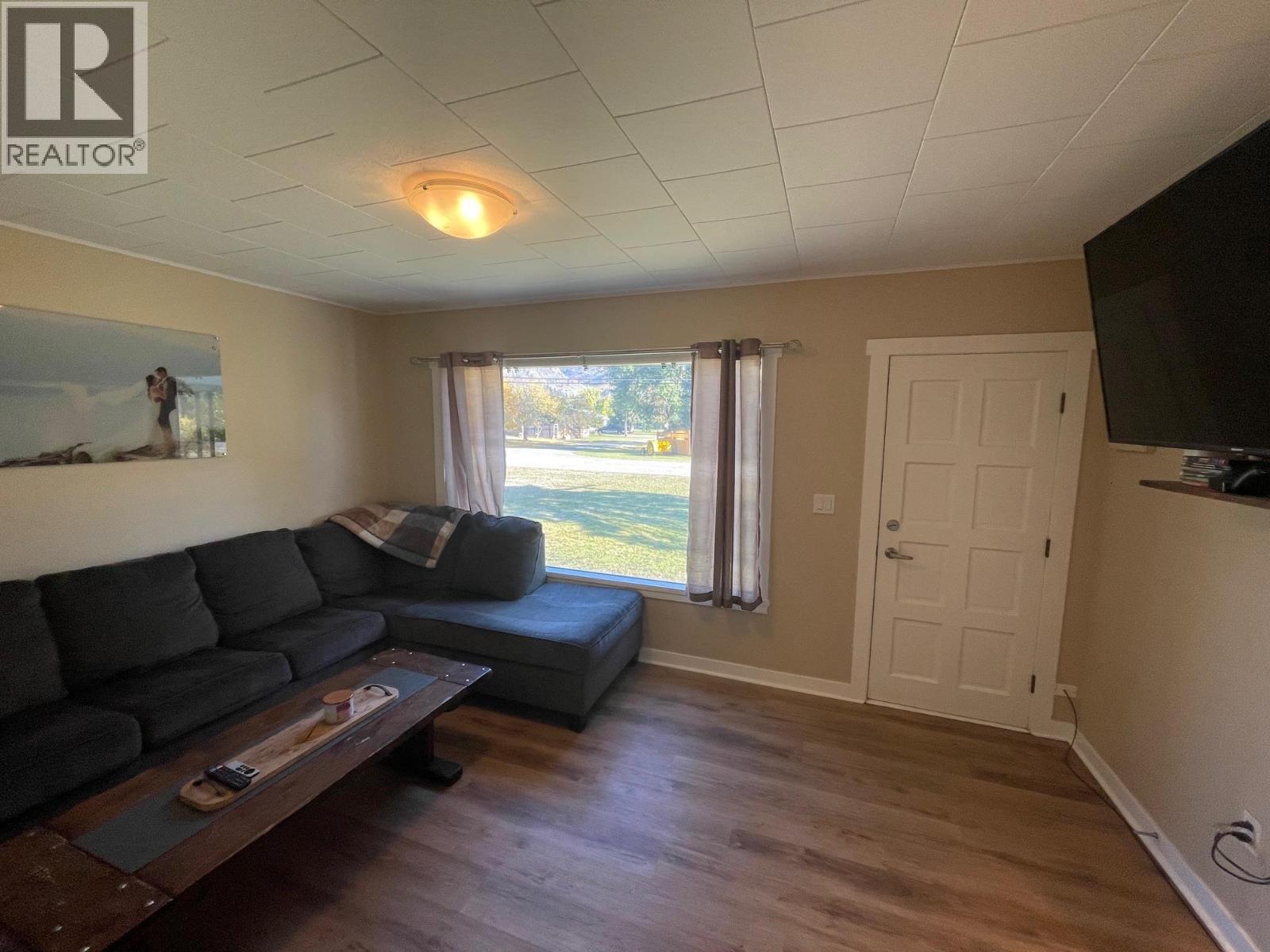 6569 19Th Street, Grand Forks, BC - Indoor Photo Showing Living Room