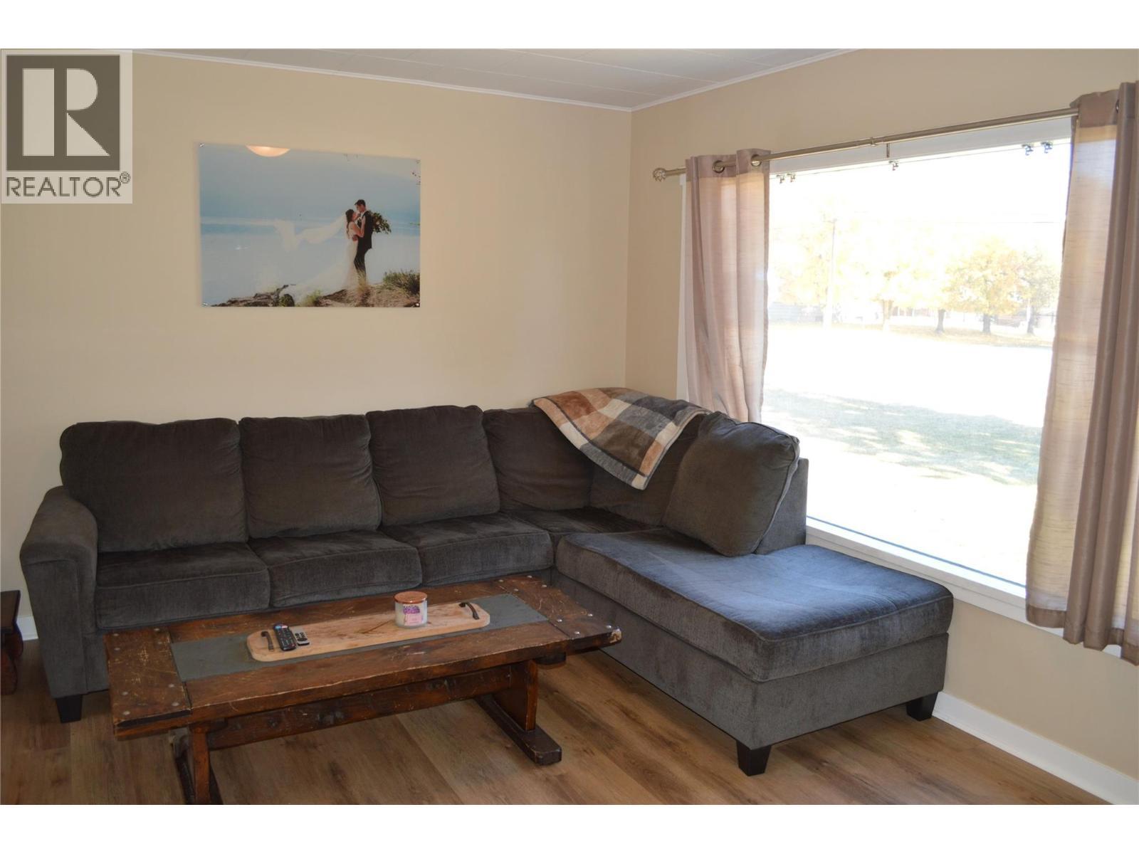 6569 19Th Street, Grand Forks, BC - Indoor Photo Showing Living Room
